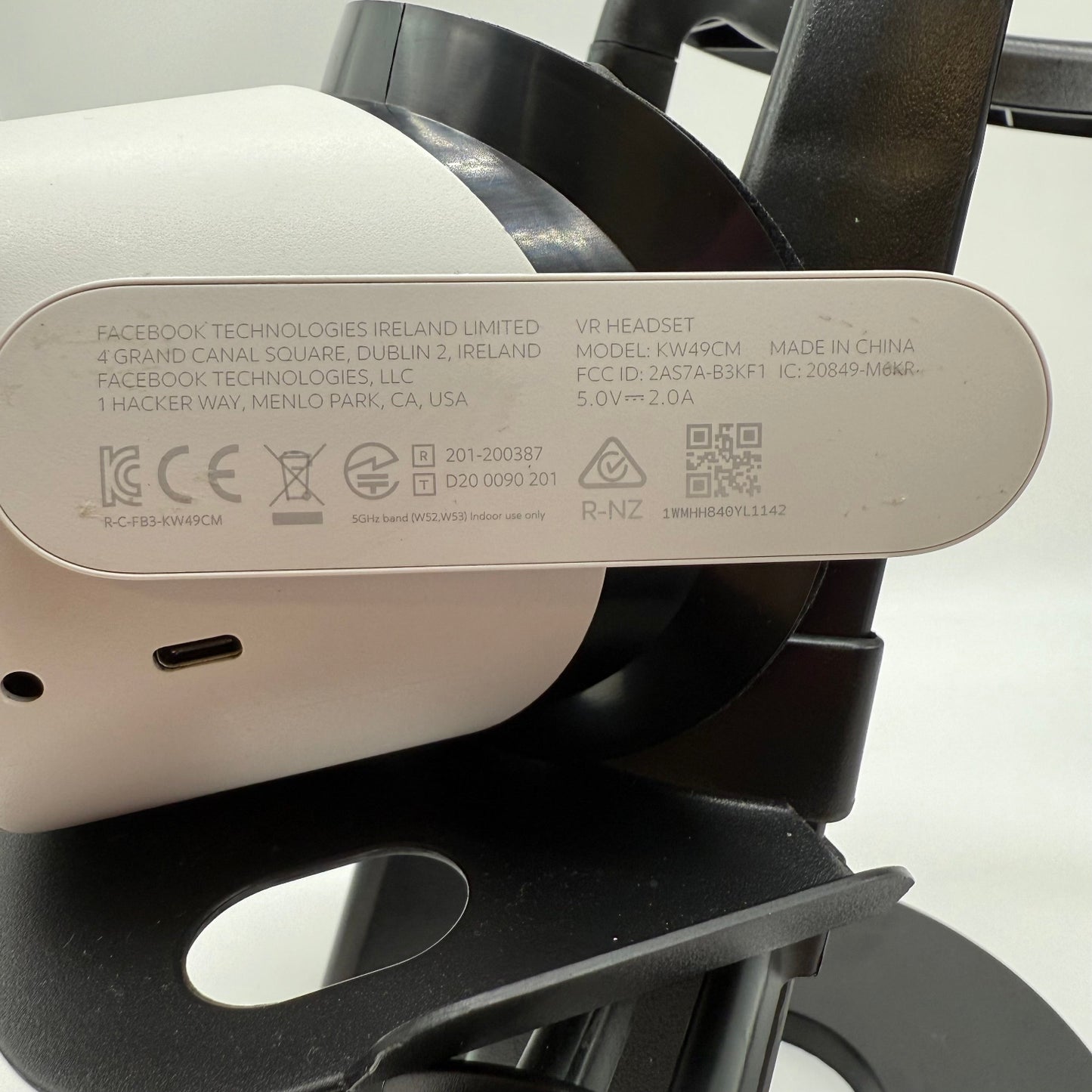 Meta Quest 2 128GB Standalone All-in-One VR Headset KW49CM - Missing Strap