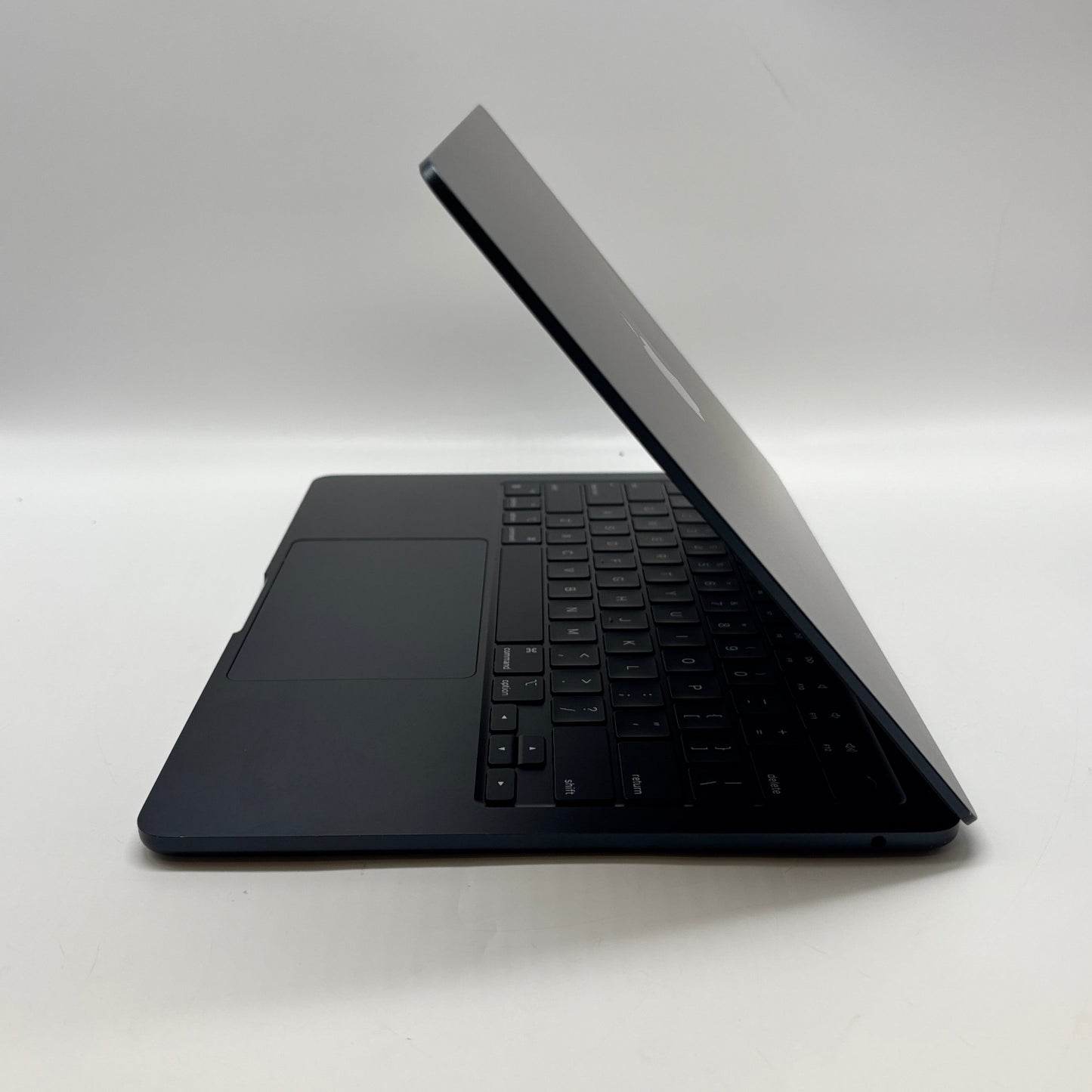 2022 Apple MacBook Air 13.6" M2 8 Core 3.5GHz 8GB RAM 256GB SSD - Read