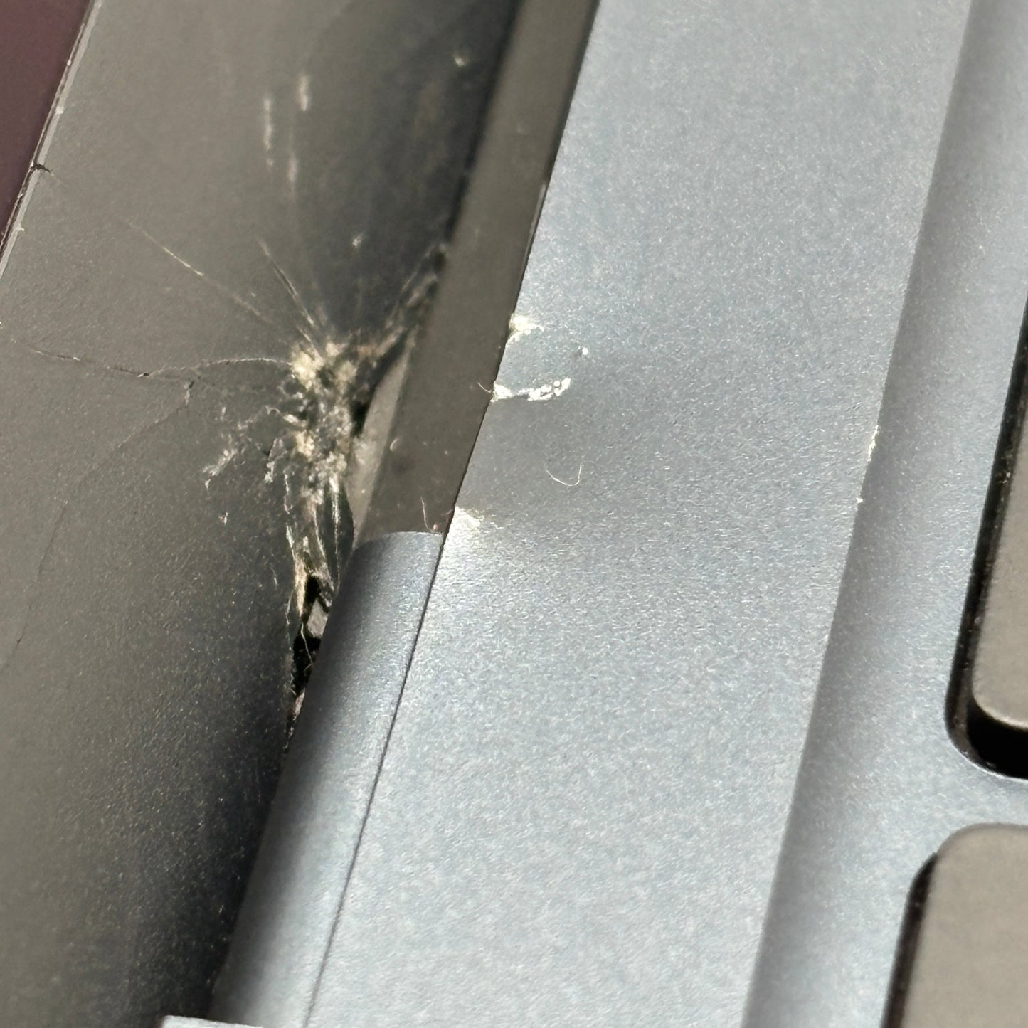 2022 Apple MacBook Air 13.6" M2 8 Core 3.5GHz 8GB RAM 256GB SSD - Read