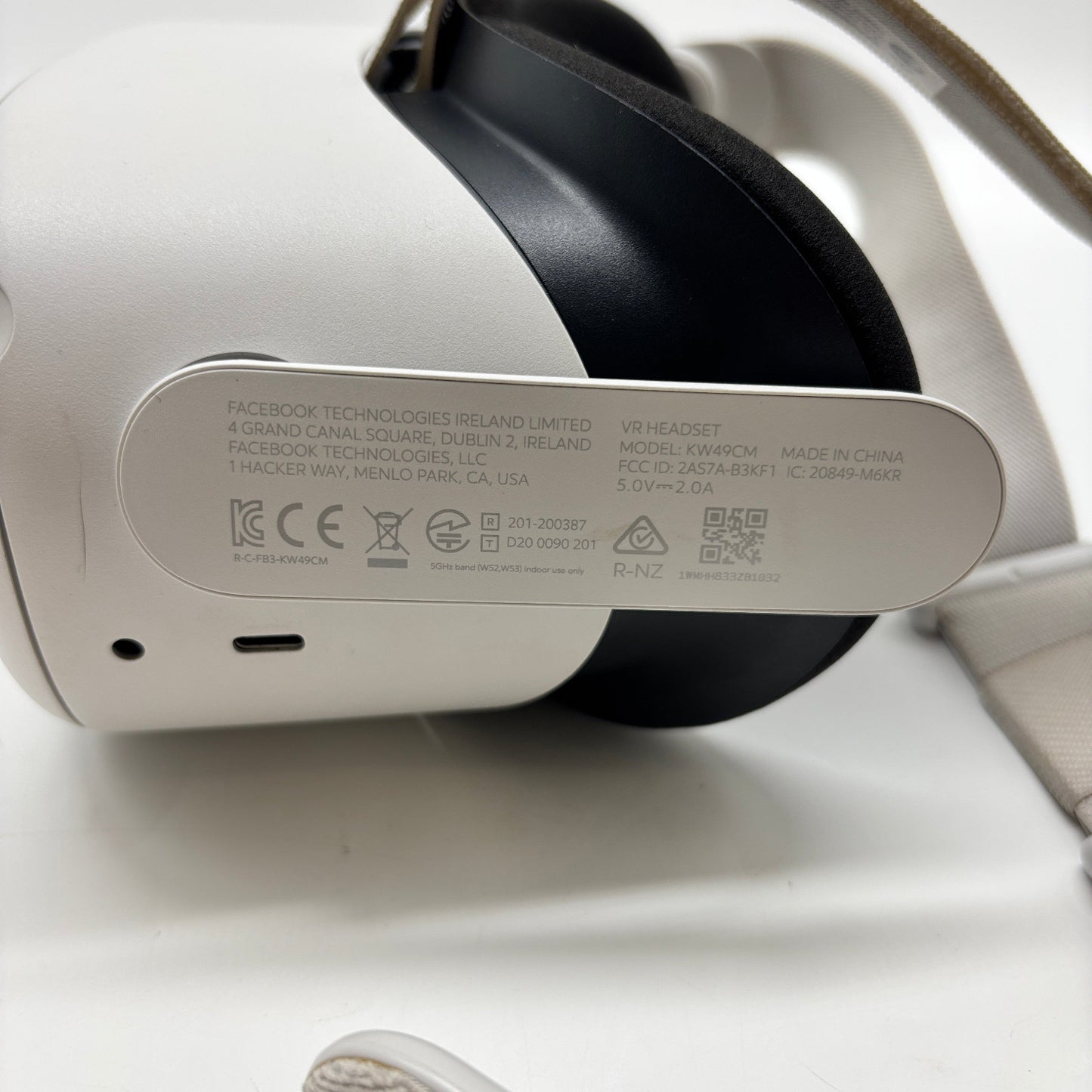 Meta Quest 2 64GB Standalone All-in-One VR Headset KW49CM - Smoke Smell